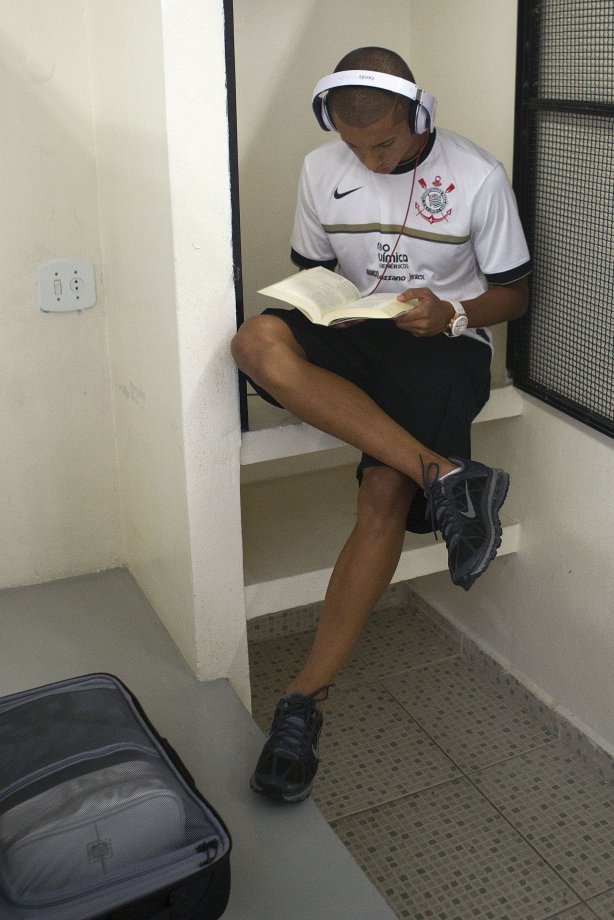 Marquinhos lendo a Biblia nos vestiários antes da partida entre Corinthians x Paulista de Jundiaí/SP, realizada esta tarde no estádio do Pacaembu, válida pela 18ª rodada do Campeonato Paulista de 2012