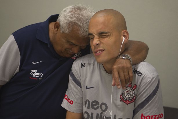 O massagista Ceará e Julio Cesar nos vestiários antes da partida entre Corinthians x Paulista de Jundiaí/SP, realizada esta tarde no estádio do Pacaembu, válida pela 18ª rodada do Campeonato Paulista de 2012