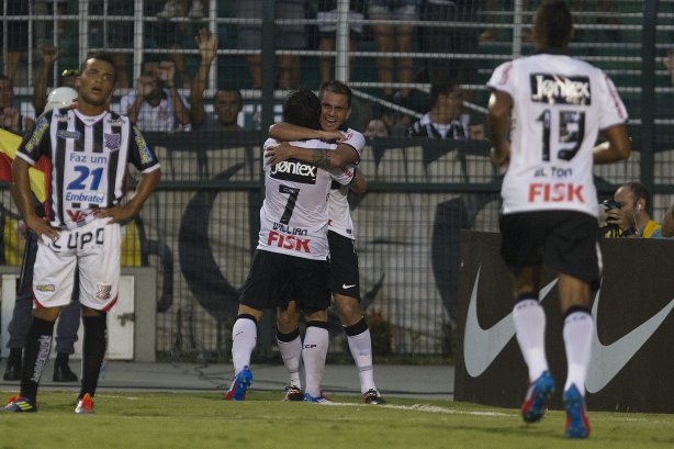 Willian comemora seu gol com Fabio Santos durante a partida entre Corinthians x Paulista de Jundiaí/SP, realizada esta tarde no estádio do Pacaembu, válida pela 18ª rodada do Campeonato Paulista de 2012
