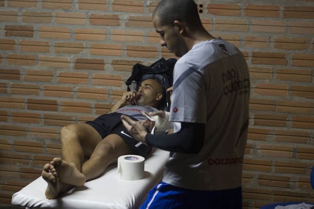 Emerson e Danilo Fernandes nos vestiários antes da partida Nacional/Paraguai x Corinthians/Brasil, no estádio Antônio Oddone Sarubbi, o 3 de Febrero, válida pelo returno da fase de classificação da Copa Libertadores 2012