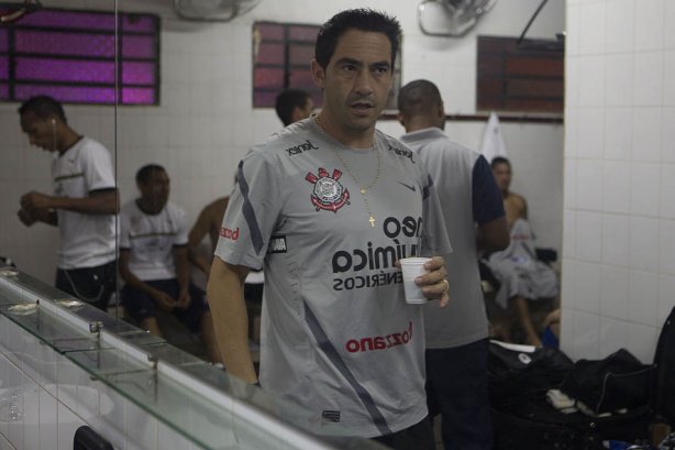 Imagem refletida no espelho de Chicão nos vestiários antes da partida Nacional/Paraguai x Corinthians/Brasil, no estádio Antônio Oddone Sarubbi, o 3 de Febrero, válida pelo returno da fase de classificação da Copa Libertadores 2012
