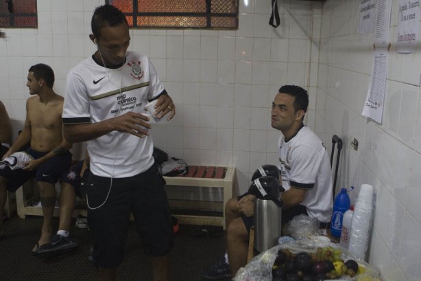 Liedson e Gilsinho nos vestiários antes da partida Nacional/Paraguai x Corinthians/Brasil, no estádio Antônio Oddone Sarubbi, o 3 de Febrero, válida pelo returno da fase de classificação da Copa Libertadores 2012