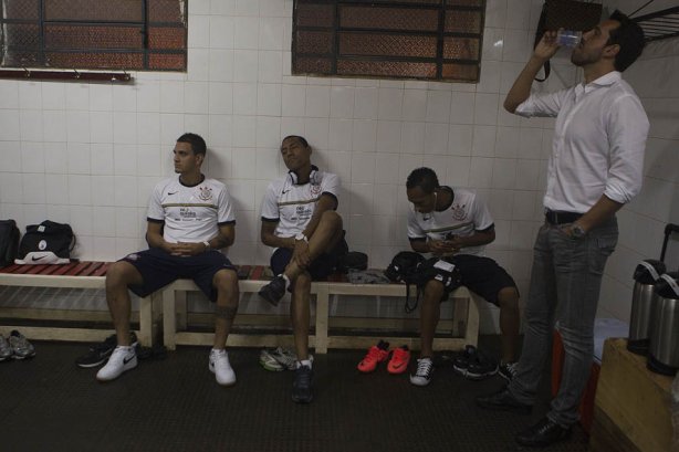 O gerente Edu Gaspar nos vestiários nos vestiários antes da partida Nacional/Paraguai x Corinthians/Brasil, no estádio Antônio Oddone Sarubbi, o 3 de Febrero, válida pelo returno da fase de classificação da Copa Libertadores 2012