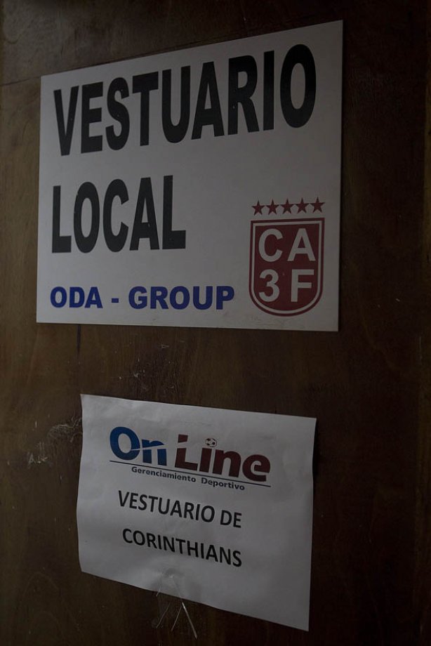 Porta dos vestiários antes da partida Nacional/Paraguai x Corinthians/Brasil, no estádio Antônio Oddone Sarubbi, o 3 de Febrero, válida pelo returno da fase de classificação da Copa Libertadores 2012