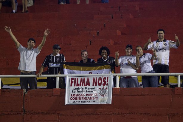 Torcida do Corinthians durante a partida Nacional/Paraguai x Corinthians/Brasil, no estádio Antônio Oddone Sarubbi, o 3 de Febrero, válida pelo returno da fase de classificação da Copa Libertadores 2012