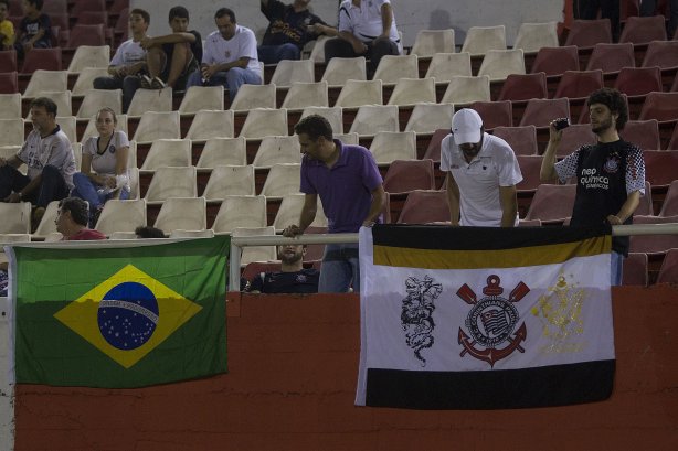 Torcida do Corinthians durante a partida Nacional/Paraguai x Corinthians/Brasil, no estádio Antônio Oddone Sarubbi, o 3 de Febrero, válida pelo returno da fase de classificação da Copa Libertadores 2012
