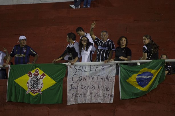 Torcida do Corinthians durante a partida Nacional/Paraguai x Corinthians/Brasil, no estádio Antônio Oddone Sarubbi, o 3 de Febrero, válida pelo returno da fase de classificação da Copa Libertadores 2012