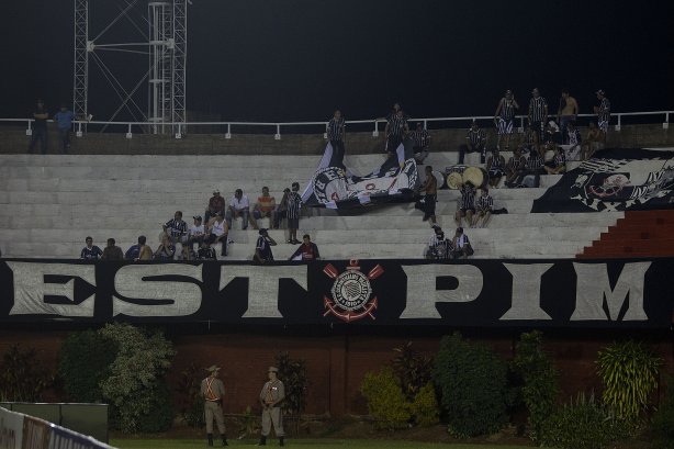 Torcida do Corinthians durante a partida Nacional/Paraguai x Corinthians/Brasil, no estádio Antônio Oddone Sarubbi, o 3 de Febrero, válida pelo returno da fase de classificação da Copa Libertadores 2012