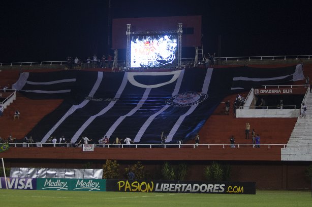Torcida do Corinthians durante a partida Nacional/Paraguai x Corinthians/Brasil, no estádio Antônio Oddone Sarubbi, o 3 de Febrero, válida pelo returno da fase de classificação da Copa Libertadores 2012