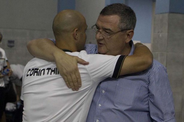 Alessandro abraca o presidente Mario Gobbi nos vestiários antes da partida entre Emelec, de Guayaquil/Ecuador x Corinthians, realizada esta noite no estádio George Capwell, jogo de ida válido pelas oitavas de final da Copa Libertadores da América 2012. Quayaquil - Equador - 02/05/2012