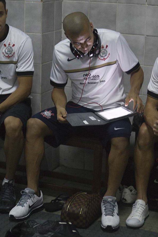 Emerson nos vestiários antes da partida entre Emelec, de Guayaquil/Ecuador x Corinthians, realizada esta noite no estádio George Capwell, jogo de ida válido pelas oitavas de final da Copa Libertadores da América 2012. Quayaquil - Equador - 02/05/2012