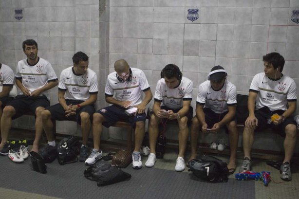 Jogadores nos vestiários antes da partida entre Emelec, de Guayaquil/Ecuador x Corinthians, realizada esta noite no estádio George Capwell, jogo de ida válido pelas oitavas de final da Copa Libertadores da América 2012. Quayaquil - Equador - 02/05/2012