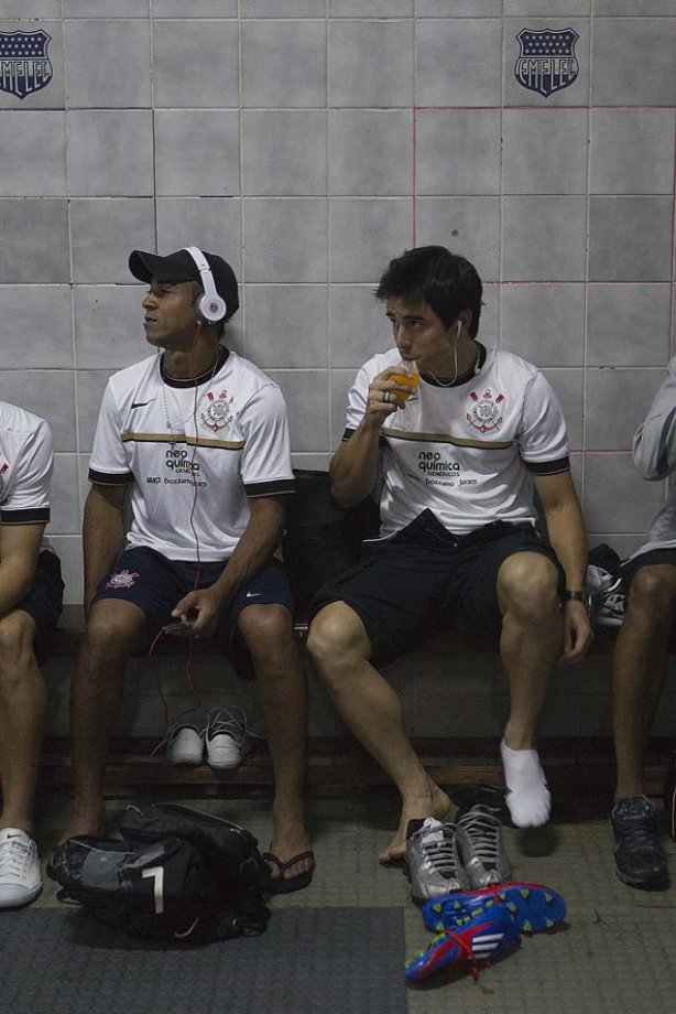 Jorge Henrique e Willian nos vestiários antes da partida entre Emelec, de Guayaquil/Ecuador x Corinthians, realizada esta noite no estádio George Capwell, jogo de ida válido pelas oitavas de final da Copa Libertadores da América 2012. Quayaquil - Equador - 02/05/2012