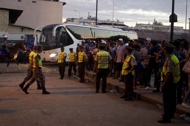 Onibus do Corinthians chega aos vestiários antes da partida entre Emelec, de Guayaquil/Ecuador x Corinthians, realizada esta noite no estádio George Capwell, jogo de ida válido pelas oitavas de final da Copa Libertadores da América 2012. Quayaquil - Equador - 02/05/2012