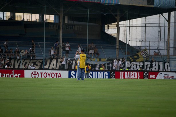 Torcida do Corinthians antes da partida entre Emelec, de Guayaquil/Ecuador x Corinthians, realizada esta noite no estádio George Capwell, jogo de ida válido pelas oitavas de final da Copa Libertadores da América 2012. Quayaquil - Equador - 02/05/2012