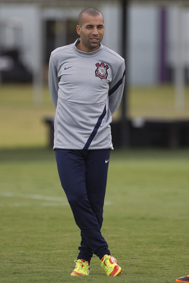 Emerson durante o treino realizado esta tarde no CT Joaquim Grava, localizado no Parque Ecológico do Tiete. O próximo jogo da equipe será dia amanhã, quarta-feira, 09/05, contra o Emelec/Equador, jogo de volta, válido pelas oitavas de final da Copa Libertadores da América 2012