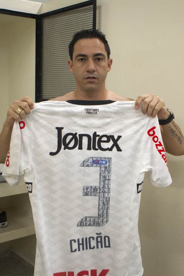 Chicão nos vestiários antes da partida entre Corinthians/Brasil x Emelec/Equador, realizada esta noite no estádio do Pacaembu, jogo da volta pela Copa Libertadores de América 2012