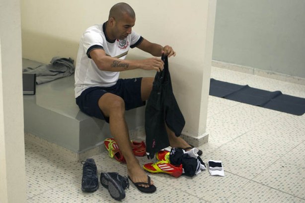 Emerson nos vestiários antes da partida entre Corinthians/Brasil x Emelec/Equador, realizada esta noite no estádio do Pacaembu, jogo da volta pela Copa Libertadores de América 2012