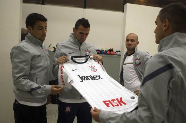 Leandro Castán olhando sua nova camisa nos vestiários antes da partida entre Corinthians/Brasil x Emelec/Equador, realizada esta noite no estádio do Pacaembu, jogo da volta pela Copa Libertadores de América 2012