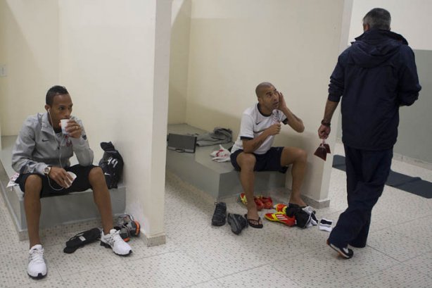 Liedson e Emerson nos vestiários antes da partida entre Corinthians/Brasil x Emelec/Equador, realizada esta noite no estádio do Pacaembu, jogo da volta pela Copa Libertadores de América 2012