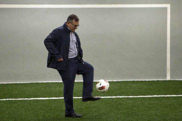 O presidente do Corinthians Mario Gobbi brincando com uma bola nos vestiários antes da partida entre Corinthians/Brasil x Emelec/Equador, realizada esta noite no estádio do Pacaembu, jogo da volta pela Copa Libertadores de América 2012