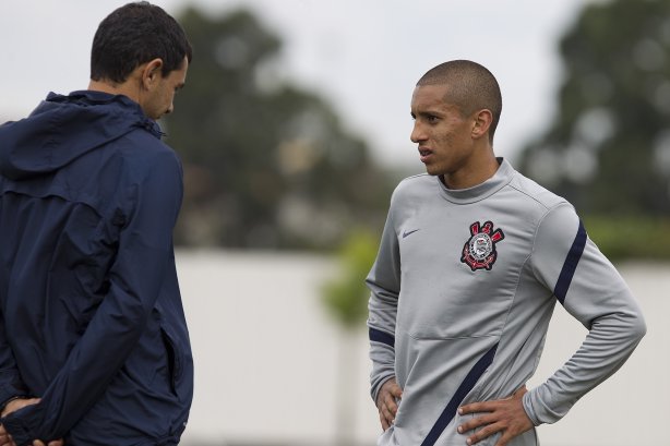 O auxiliar Fabio Carille conversa com Marquinhos durante o treino realizado esta manhã no CT Joaquim Grava, localizado no Parque Ecológico do Tiete. O próximo jogo da equipe será dia 16/05, em São Januário, contra o Vasco da Gama, jogo de ida válido pelas quartas de final da Copa Libertadores da América 2012