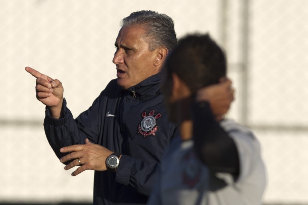 Tite e Liedson durante o treino realizado esta tarde no CT Joaquim Grava, localizado no Parque Ecológico do Tiete. O próximo jogo da equipe será domingo, dia 20/05, contra o Fluminense, no Pacaembu, abertura do Campeonato Brasileiro de 2012