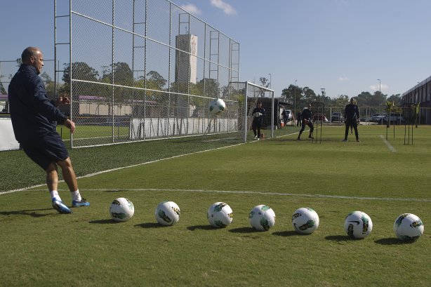 Mauri Lima, treinador de goleiros, durante o treino realizado esta manhã no CT Joaquim Grava, localizado no Parque Ecológico do Tiete. O próximo jogo da equipe será amanhã, domingo, dia 20/05, contra o Fluminense, no Pacaembu, abertura do Campeonato Brasileiro de 2012