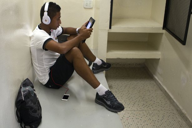 Denner nos vestiários antes da partida entre Corinthians x Fluminense, realizada esta tarde no estádio do Pacaembu, válida pela 1ª rodada do Campeonato Brasileiro de 2012