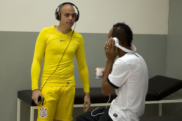 Julio Cesar e Liedson nos vestiários antes da partida entre Corinthians x Fluminense, realizada esta tarde no estádio do Pacaembu, válida pela 1ª rodada do Campeonato Brasileiro de 2012