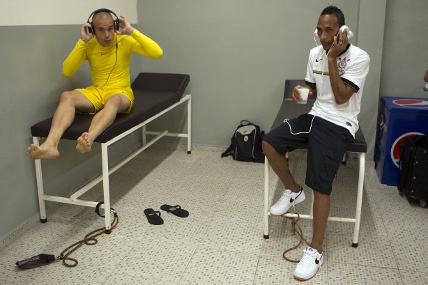 Julio Cesar e Liedson nos vestiários antes da partida entre Corinthians x Fluminense, realizada esta tarde no estádio do Pacaembu, válida pela 1ª rodada do Campeonato Brasileiro de 2012