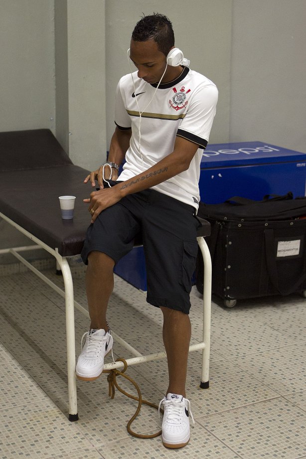 Liedson nos vestiários antes da partida entre Corinthians x Fluminense, realizada esta tarde no estádio do Pacaembu, válida pela 1ª rodada do Campeonato Brasileiro de 2012