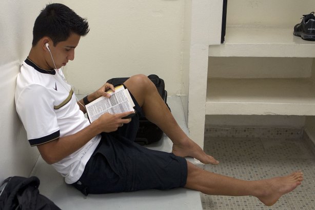 Matheuzinho le a Biblia nos vestiários antes da partida entre Corinthians x Fluminense, realizada esta tarde no estádio do Pacaembu, válida pela 1ª rodada do Campeonato Brasileiro de 2012