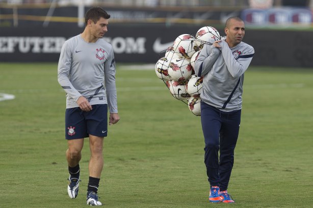 Alex e Emerson durante o treino realizado esta tarde no CT Joaquim Grava, localizado no Parque Ecológico do Tiete. O próximo jogo da equipe será quarta-feira a noite, dia 23/05, contra o Vasco da Gama, no Pacaembu, jogo de volta pela Copa Libertadores de América 2012