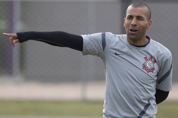 Emerson durante o treino realizado esta tarde no CT Joaquim Grava, localizado no Parque Ecológico do Tiete. O próximo jogo da equipe será amanhã, quarta-feira a noite, dia 23/05, contra o Vasco da Gama, no Pacaembu, jogo de volta pela Copa Libertadores de América 2012