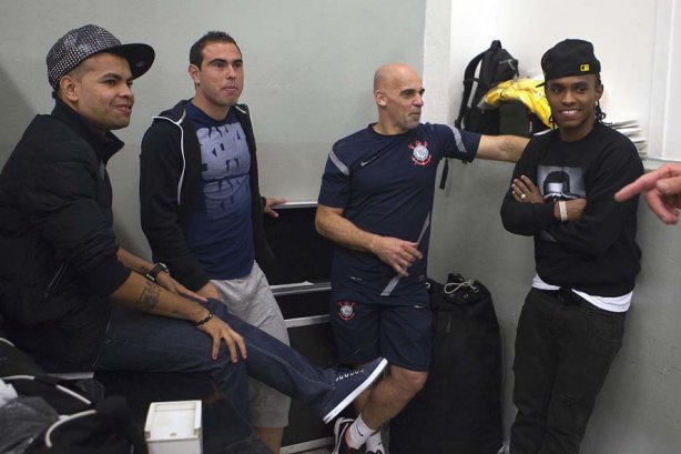 Dentinho, Bruno Cesar, o mordomo Edizio e William nos vestiários antes da partida entre Corinthians/Brasil x Vasco da Gama/Brasil, realizada esta noite no estádio do Pacaembu, jogo de volta, válido pelas quartas de final da Copa Libertadores de América 2012