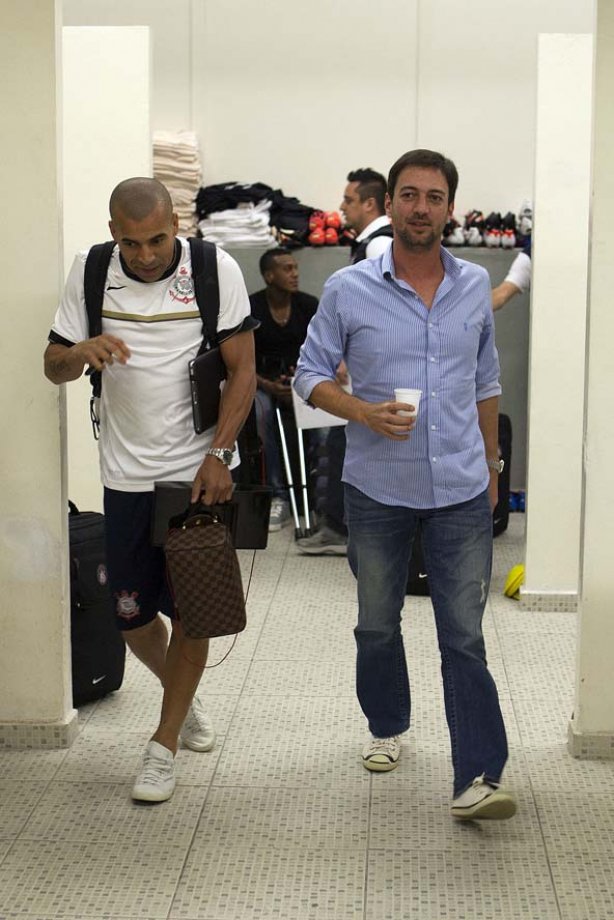 Emerson com o diretor Duilio Monteiro Alves nos vestiários antes da partida entre Corinthians/Brasil x Vasco da Gama/Brasil, realizada esta noite no estádio do Pacaembu, jogo de volta, válido pelas quartas de final da Copa Libertadores de América 2012
