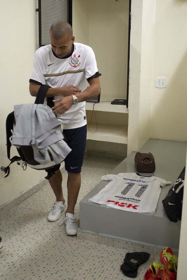 Emerson nos vestiários antes da partida entre Corinthians/Brasil x Vasco da Gama/Brasil, realizada esta noite no estádio do Pacaembu, jogo de volta, válido pelas quartas de final da Copa Libertadores de América 2012