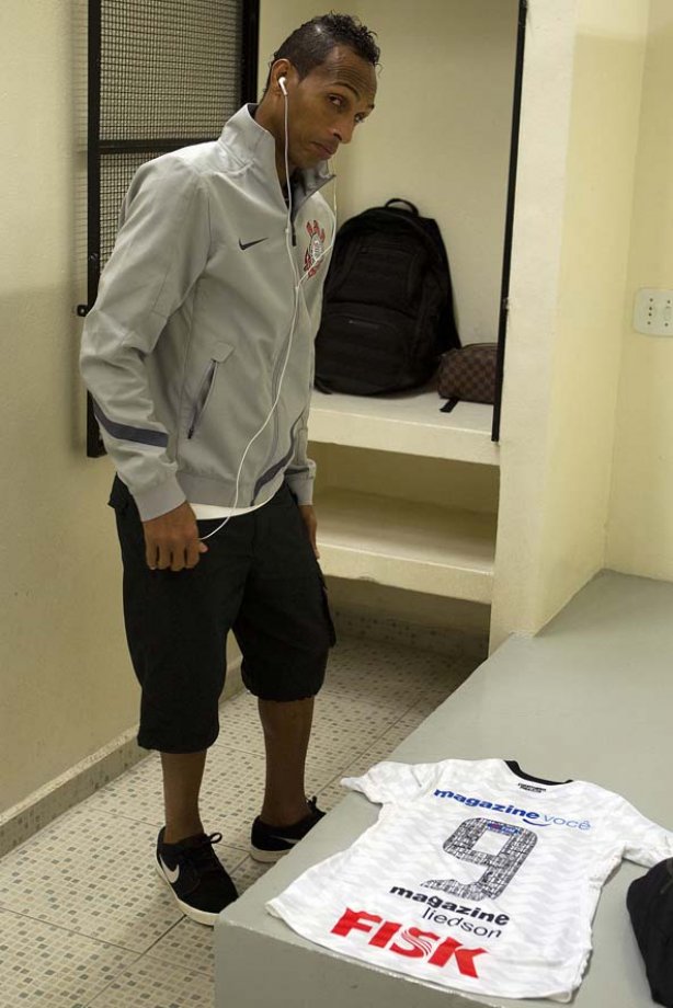 Liedson nos vestiários antes da partida entre Corinthians/Brasil x Vasco da Gama/Brasil, realizada esta noite no estádio do Pacaembu, jogo de volta, válido pelas quartas de final da Copa Libertadores de América 2012