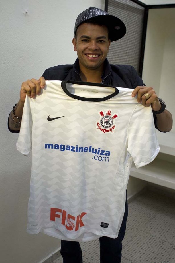 O ex-jogador do Corinthians Dentinho nos vestiários antes da partida entre Corinthians/Brasil x Vasco da Gama/Brasil, realizada esta noite no estádio do Pacaembu, jogo de volta, válido pelas quartas de final da Copa Libertadores de América 2012