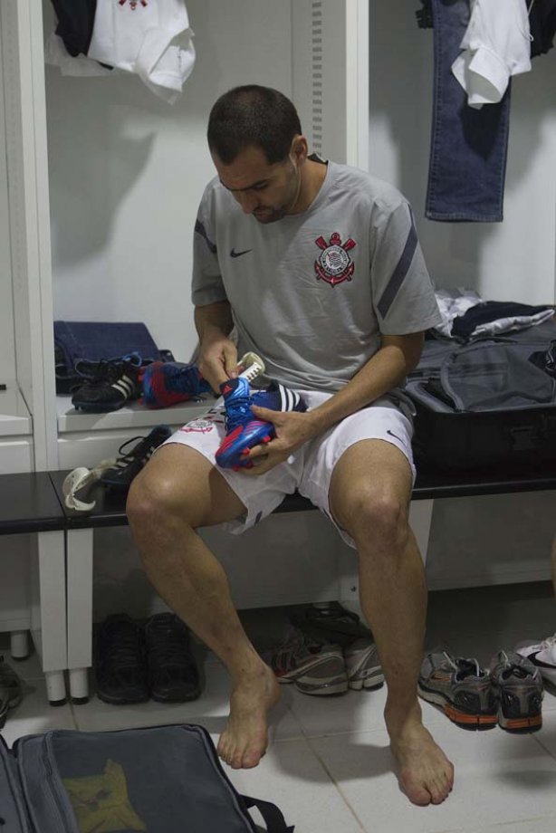 Danilo nos vestiários antes da partida entre Atlético-MG x Corinthians realizada esta tarde no estádio Independência/BH, válida pela 2ª rodada do Campeonato Brasileiro de 2012