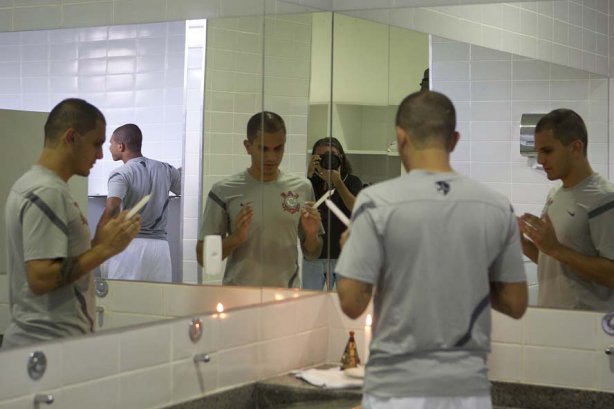 Fabio Santos rezando nos vestiários antes da partida entre Atlético-MG x Corinthians realizada esta tarde no estádio Independência/BH, válida pela 2ª rodada do Campeonato Brasileiro de 2012
