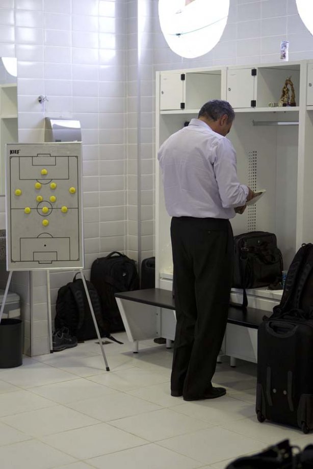 Tite rezando nos vestiários antes da partida entre Atlético-MG x Corinthians realizada esta tarde no estádio Independência/BH, válida pela 2ª rodada do Campeonato Brasileiro de 2012