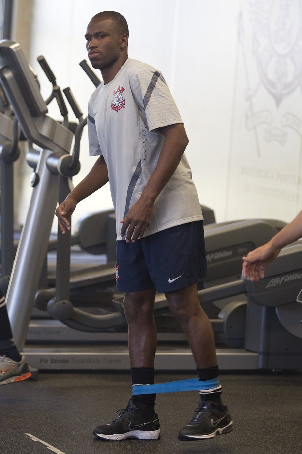 Adilson durante o treino realizado esta manhã na academia de musculacao no CT Joaquim Grava, localizado no Parque Ecológico do Tiete. O próximo jogo da equipe será quinta-feira, dia 07/06, contra o Figueirense/SC, no estádio do Pacaembu, válido pela terceira rodada do Campeonato Brasileiro 2012