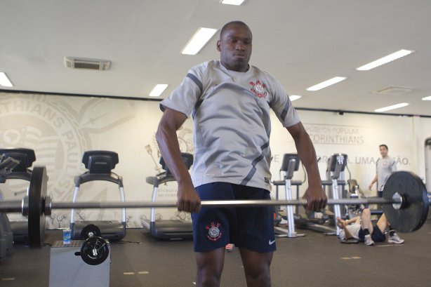 Adilson durante o treino realizado esta manhã na academia de musculacao no CT Joaquim Grava, localizado no Parque Ecológico do Tiete. O próximo jogo da equipe será quinta-feira, dia 07/06, contra o Figueirense/SC, no estádio do Pacaembu, válido pela terceira rodada do Campeonato Brasileiro 2012
