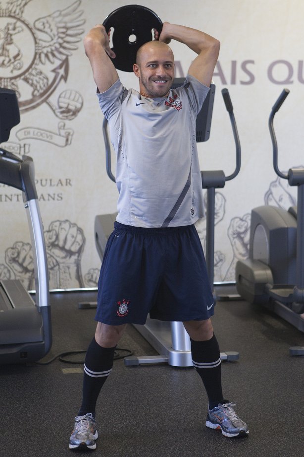Alessandro durante o treino realizado esta manhã na academia de musculacao no CT Joaquim Grava, localizado no Parque Ecológico do Tiete. O próximo jogo da equipe será quinta-feira, dia 07/06, contra o Figueirense/SC, no estádio do Pacaembu, válido pela terceira rodada do Campeonato Brasileiro 2012