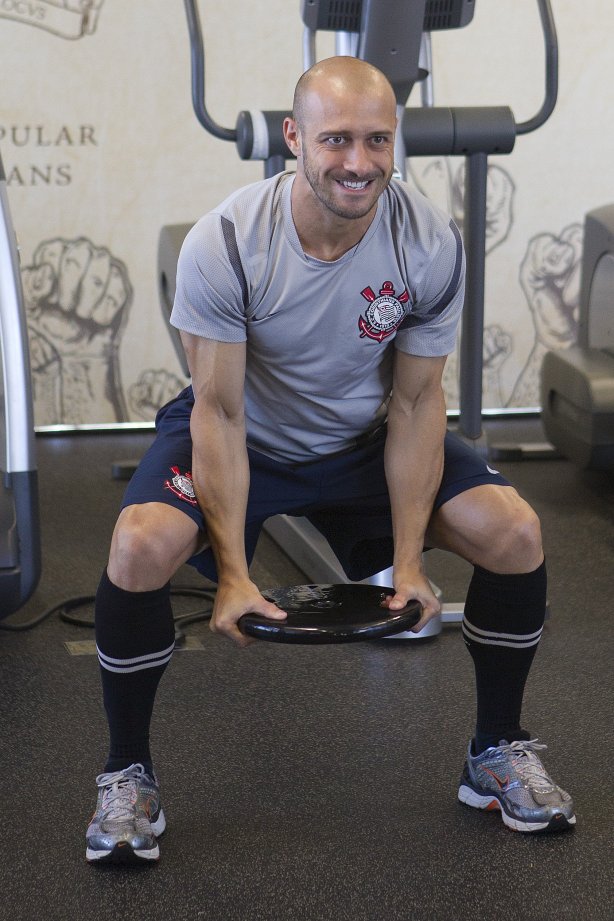 Alessandro durante o treino realizado esta manhã na academia de musculacao no CT Joaquim Grava, localizado no Parque Ecológico do Tiete. O próximo jogo da equipe será quinta-feira, dia 07/06, contra o Figueirense/SC, no estádio do Pacaembu, válido pela terceira rodada do Campeonato Brasileiro 2012