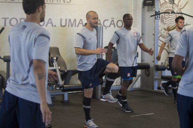 Alessandro e Adilson durante o treino realizado esta manhã na academia de musculacao no CT Joaquim Grava, localizado no Parque Ecológico do Tiete. O próximo jogo da equipe será quinta-feira, dia 07/06, contra o Figueirense/SC, no estádio do Pacaembu, válido pela terceira rodada do Campeonato Brasileiro 2012