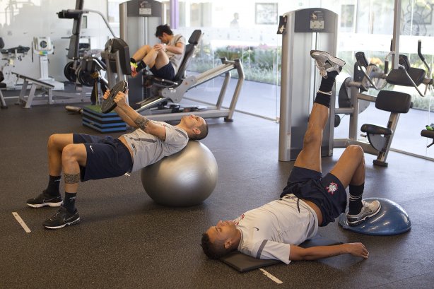 Fabio Santos e Elton durante o treino realizado esta manhã na academia de musculacao no CT Joaquim Grava, localizado no Parque Ecológico do Tiete. O próximo jogo da equipe será quinta-feira, dia 07/06, contra o Figueirense/SC, no estádio do Pacaembu, válido pela terceira rodada do Campeonato Brasileiro 2012
