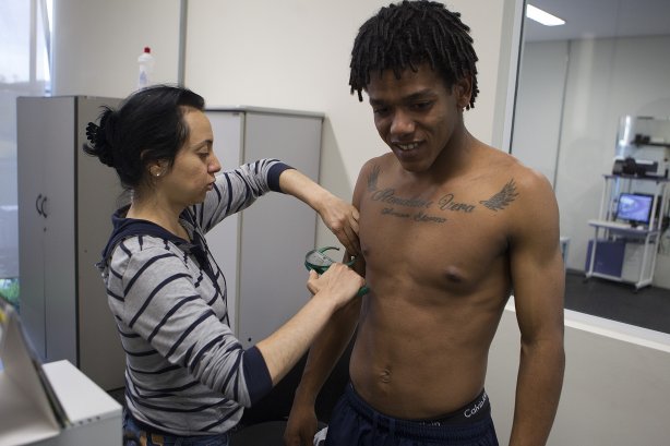 O recem contratado, o atacante Romarinho, ex-Bragantino, fez avaliações com a nutricionista Christine Neves, durante o treino realizado esta tarde no CT Joaquim Grava, localizado no Parque Ecológico do Tiete. O próximo jogo da equipe será quinta-feira, dia 07/06, contra o Figueirense/SC, no estádio do Pacaembu, válido pela terceira rodada do Campeonato Brasileiro 2012